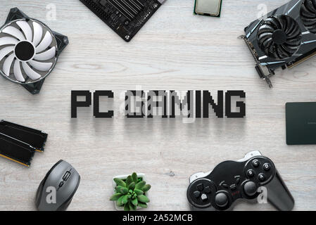 PC-Gaming flach Szene mit Text und Gaming Computer Komponenten und joypad. Ansicht von oben, bis Zusammensetzung schließen. Stockfoto