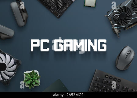 PC-Gaming Konzept Szene mit Text und Gaming Computer Komponenten. Ansicht von oben, flach, close-up. Stockfoto
