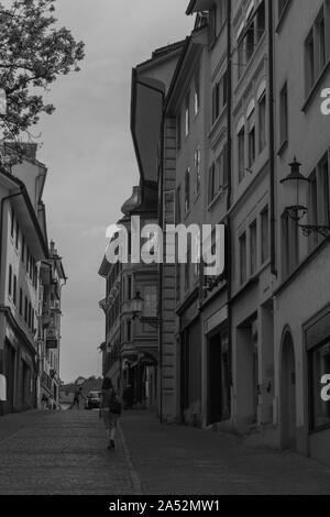 Ein schwarz-weiß Bild von einer engen Straße in Zürich (Schweiz). Stockfoto