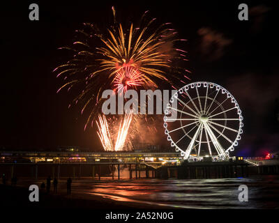 Sich drehende Riesenrad und feuerwerkswettbewerb am Strand in Scheveningen, Niederlande Stockfoto