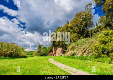 Alte Höhlen in der Nähe der Altstadt von Sutri, entlang der berühmten Pilgerweg weiß als "Via Francigena" Stockfoto