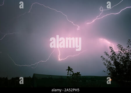 Mehrere Blitze über den Himmel im Sommer Gewitter in Rumänien Stockfoto