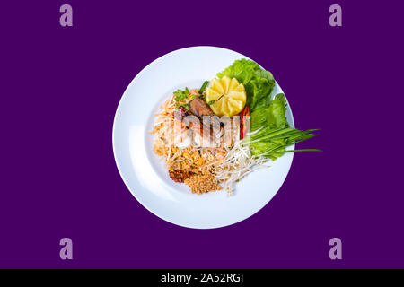 Asiatische Thai Essen auf weiße Platten mit lila Hintergrund mit Kopie Raum Stockfoto