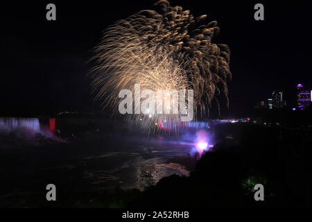 Spektakuläres Feuerwerk am Niagara Falls, Ontario, Kanada Stockfoto