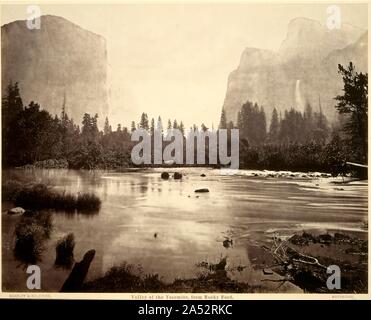 Tal des Yosemite, von Rocky Ford, 1872. Früh in eine lange, kreative Karriere von Landmark Studien von tierischen und menschlichen Bewegung unterschieden, Eadweard Muybridge J. erstellt eine bemerkenswerte Gruppe von Fotografien des Yosemite Valley in Kalifornien. Während seiner zweiten Reise, von Juni bis November 1872 dauern, er hat seine wichtigsten und umfangreiches Landschaft Fotos, viele mit Mammut Glasplatte negative Messen 20 x 24 Zoll. Dieses Bild des Tales von Rocky Ford ist einer der leuchtkräftigsten und erhabene Aussicht. Am frühen Morgen Licht aufgenommen, dieses sorgfältig gerahmt Stockfoto