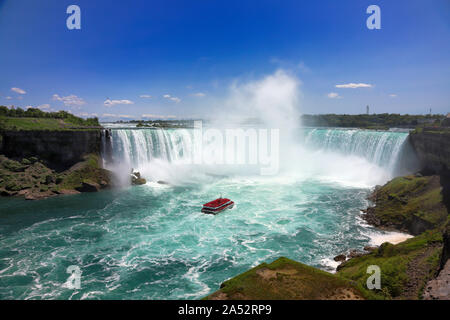 Touristen beobachten Niagara Falls vom Boot aus Stockfoto