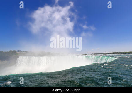 Der Blick auf die Horseshoe Fall mit Regenbogen, Niagara Falls, Ontario, Kanada Stockfoto