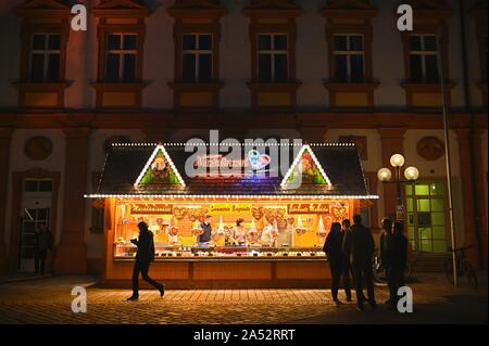 Bayreuth, Deutschland. 17 Okt, 2019. Manche Menschen stehen vor der Mandel Brennerei im Bayreuther Winter Dorf. Die Bayreuther Winter Dorf hat geöffnet und bietet heiße Getränke wie Glühwein wie auf einem Weihnachtsmarkt. Credit: Nicolas Armer/dpa/Alamy leben Nachrichten Stockfoto