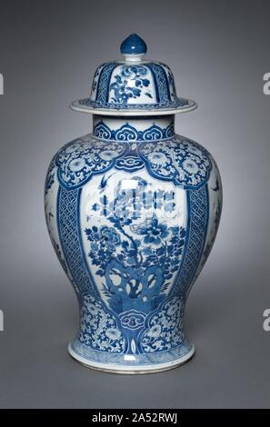 Vase mit Deckel, Qing Dynastie (1644-1912), Kangxi Herrschaft (1661-1722). Stockfoto