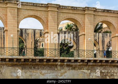 Golden Kalkstein Bögen der seitlichen Terrasse der oberen Barrakka Gärten in Valletta in Malta. Er ist der höchste Punkt entlang und die Bastionen von Valletta. Stockfoto