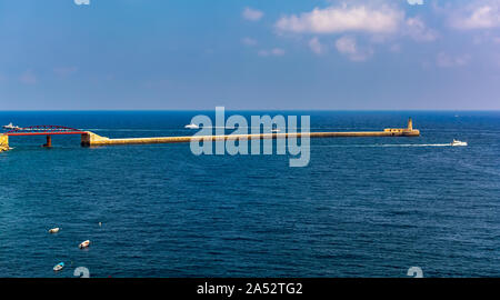 Rot St Elmo Brücke im türkisblauen Mittelmeer Wasser, aus dem Vorland von Fort St. Elmo in Valletta, Malta führenden, auf die Wellenbrecher. Stockfoto