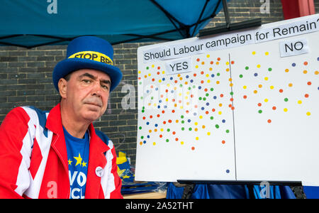 Steve Bray die Stop Brexit Aktivist Mitkämpfer außerhalb der 2019 Jährliche Konferenz der Labour Party in Brighton mit seinem Ja/Nein stimmen. Stockfoto