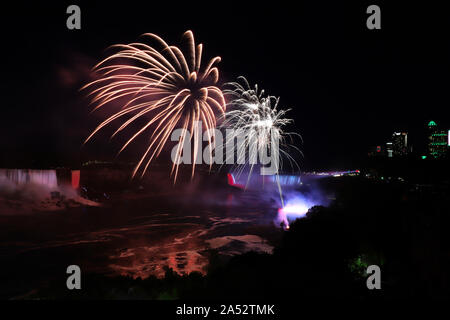Spektakuläres Feuerwerk am Niagara Falls, Ontario, Kanada Stockfoto