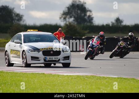 Dalton auf T-Stücke, England, 12. Oktober 2019. Das Safety Car führt die Fahrer um die Spitzkehre während eines Metzeler Newcomer 1000 und Lind Triumph London Cup Rennen in der keine Grenzen treffen in Croft. Stockfoto