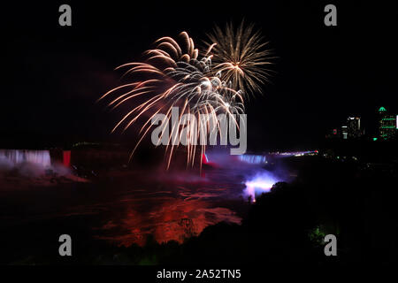 Spektakuläres Feuerwerk am Niagara Falls, Ontario, Kanada Stockfoto
