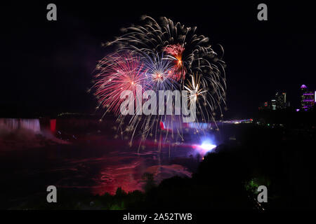 Spektakuläres Feuerwerk am Niagara Falls, Ontario, Kanada Stockfoto