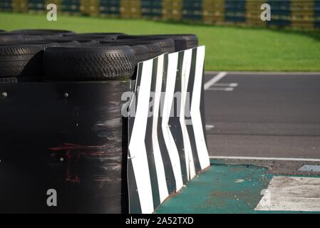 Dalton auf T-Stücke, England, 12. Oktober 2019. Reifen Wand- und Winkel am Eingang der Croft Stromkreis Pit Lane. Stockfoto