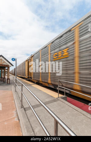 Szene der Waggons zu beschleunigen, indem sie am Bahnhof in Puyallup, Washington. Stockfoto