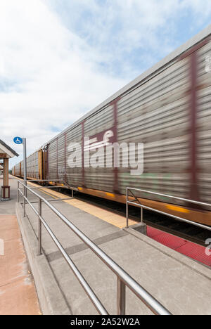 Szene der Waggons zu beschleunigen, indem sie am Bahnhof in Puyallup, Washington. Stockfoto