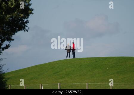 Dalton auf T-Stücke, England, 12. Oktober 2019. Zwei Zuschauer, die das Rennen in Croft Stromkreis von der Spitze eines Gras Hügel. Stockfoto