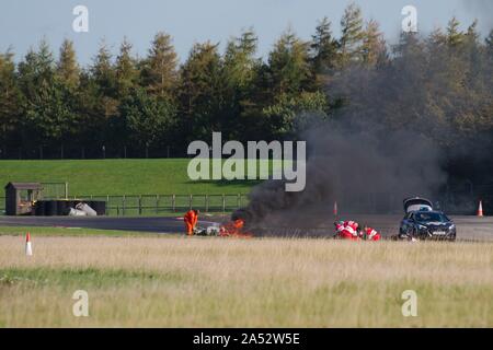 Dalton auf T-Stücke, England, 12. Oktober 2019. Ärzte behandeln einen Reiter als marshalls ein Fahrrad Feuer löschen nach einem Crash in der ersten Runde eines Racebuykz.com Cup 1000 Rennen während einer Sitzung keine Grenzen im Croft. Stockfoto