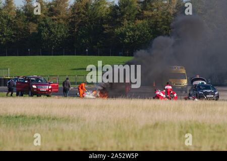 Dalton auf T-Stücke, England, 12. Oktober 2019. Ärzte behandeln einen Reiter als marshalls ein Fahrrad Feuer löschen nach einem Crash in der ersten Runde eines Racebuykz.com Cup 1000 Rennen während einer Sitzung keine Grenzen im Croft. Stockfoto