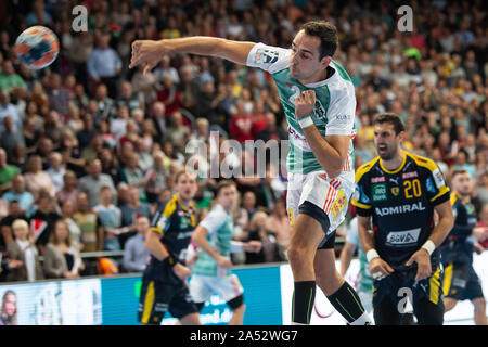 Hannover, Deutschland. 17 Okt, 2019. Handball: Bundesliga, der TSV Hannover-Burgdorf - Rhein-Neckar Löwen, 10. Spieltag in der TUI-Arena. Hannovers Cristian Ugalde wirft auf das Tor. Credit: Swen Pförtner/dpa/Alamy leben Nachrichten Stockfoto