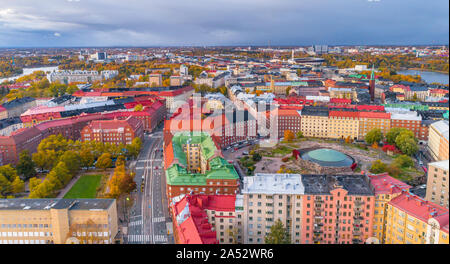 Luftaufnahme von Helsinki. Himmel und Wolken und farbenfrohe Gebäude. Helsinki, Finnland. Stockfoto