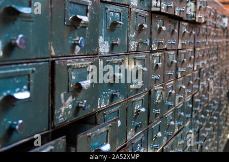 Alte abgenutzte Aktenschrank. Stockfoto