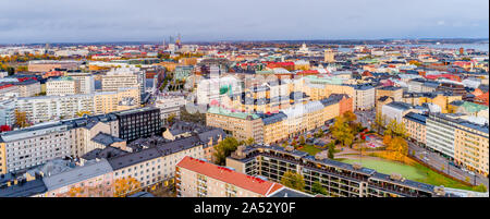 Luftaufnahme von Helsinki. Himmel und Wolken und farbenfrohe Gebäude. Helsinki, Finnland. Stockfoto