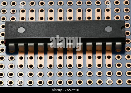 Leiterplatte und Microchip closeup - elektronische Komponente für digitale Geräte, Konzept für die Entwicklung der elektrischen Stromkreise des Steuergeräts Stockfoto