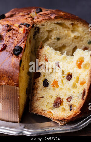 Panettone (italienischer Weihnachtskuchen), in Scheiben geschnitten Stockfoto