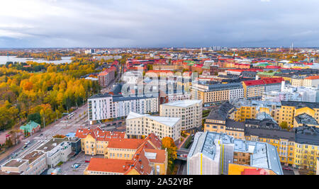 Luftaufnahme von Helsinki. Himmel und Wolken und farbenfrohe Gebäude. Helsinki, Finnland. Stockfoto