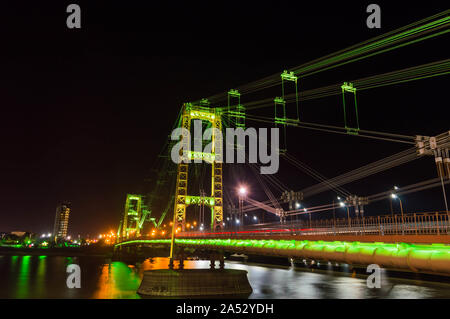 Beleuchtete Brücke der Stadt Santa Fe, Argentinien. Stockfoto