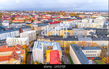 Luftaufnahme von Helsinki. Himmel und Wolken und farbenfrohe Gebäude. Helsinki, Finnland. Stockfoto