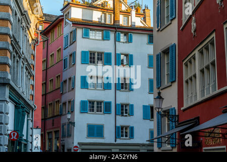 Bunte Fassaden von Gebäuden im Zentrum der Stadt, Zürich, Schweiz Stockfoto