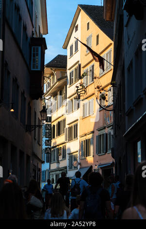 Masse der Touristen in den alten Straßen der Innenstadt, Zürich, Schweiz Stockfoto