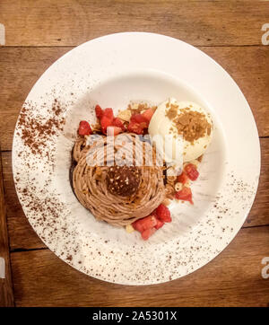 Frisches Obst mit Kugeln cremigen Spezialität Eis in verschiedenen Geschmacksrichtungen mit Himbeere, Berry, Heidelbeere, Erdbeere Schokolade, Stockfoto