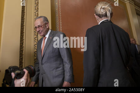 Washington, United States. 17 Okt, 2019. Sprecherin des Repräsentantenhauses Nancy Pelosi (D-CA) Wanderungen mit Senator Patrick Leahy (D-VT) vor einem Treffen mit dem italienischen Präsidenten Sergio Mattarella im Vorfeld einer Capitol Hill Mittagessen zu Ehren von Mattarella gehalten auf dem Capitol Hill in Washington, DC am Freitag, den 4. Oktober 2019. Foto von Tasos Katopodis/UPI Quelle: UPI/Alamy leben Nachrichten Stockfoto