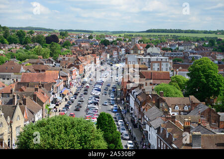 Dachterrasse mit Blick über die Stadt von Marlborough, Wiltshire, Suche entlang der High Street vom Turm der St. Peter's Kirche. Stockfoto