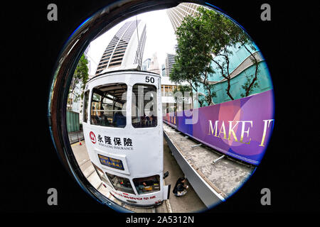 Ein Fischaugenobjektiv, der historischen Doppeldecker Straßenbahn, wie es vergeht Statue Square und der Hongkong Shanghai Bank Gebäude im Central District von Hong Kong. Stockfoto