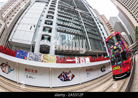 Fischaugenobjektiv, einem historischen Doppeldecker Straßenbahn fahren vorbei an der Hongkong Shanghai Bank Gebäude im Central District von Hong Kong. Stockfoto