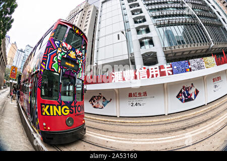 Fischaugenobjektiv, einem historischen Doppeldecker Straßenbahn fahren vorbei an der Hongkong Shanghai Bank Gebäude im Central District von Hong Kong. Stockfoto