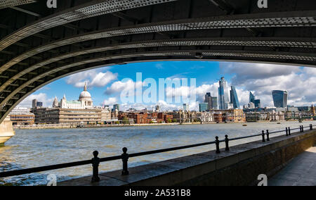 Panoramablick auf den berühmten Wahrzeichen der Stadt, direkt am Ufer der Themse in London, Vereinigtes Königreich Stockfoto