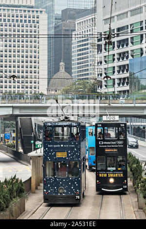 Historische Doppeldecker Straßenbahnen fahren Sie Queensway Road im Central District von Hong Kong. Stockfoto