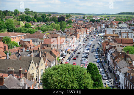 Dachterrasse mit Blick über die Stadt von Marlborough, Wiltshire, Suche entlang der High Street vom Turm der St. Peter's Kirche. Stockfoto