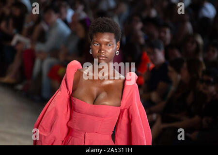 Sao Paulo, Sao Paulo, Brasilien. 17 Okt, 2019. Modell präsentiert Schaffung von aluf während der São Paulo Fashion Week (SPFW), N 48 Edition, in Sao Paulo, Brasilien. Credit: Paulo Lopes/ZUMA Draht/Alamy leben Nachrichten Stockfoto