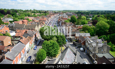 Dachterrasse mit Blick über die Stadt von Marlborough, Wiltshire, Suche entlang der High Street vom Turm der St. Peter's Kirche. Stockfoto