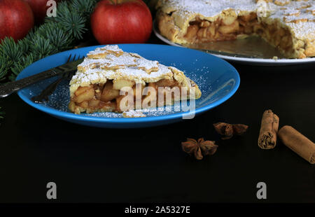 Hausgemachte amerikanische traditionellen Urlaub pie. Ein Stück Apfelkuchen Dessert mit Weihnachten Dekoration Stockfoto