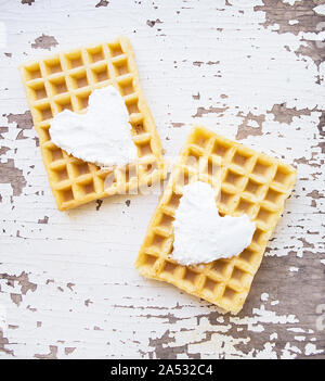 Sehr schöne Belgische Waffeln auf einem alten Tabelle Stockfoto